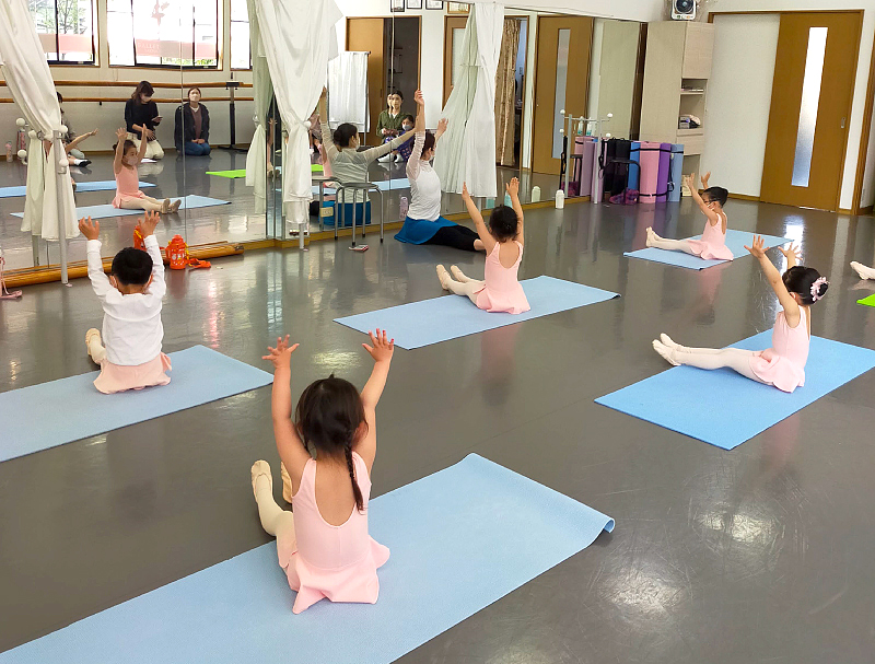 福岡市西区姪浜のバレエ教室「竹内翼バレエスタジオ」のレッスンの流れのストレッチ