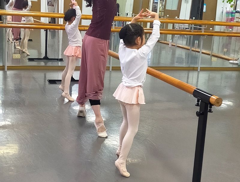 福岡市西区姪浜のバレエ教室「竹内翼バレエスタジオ」のレッスンの流れのバーレッスン