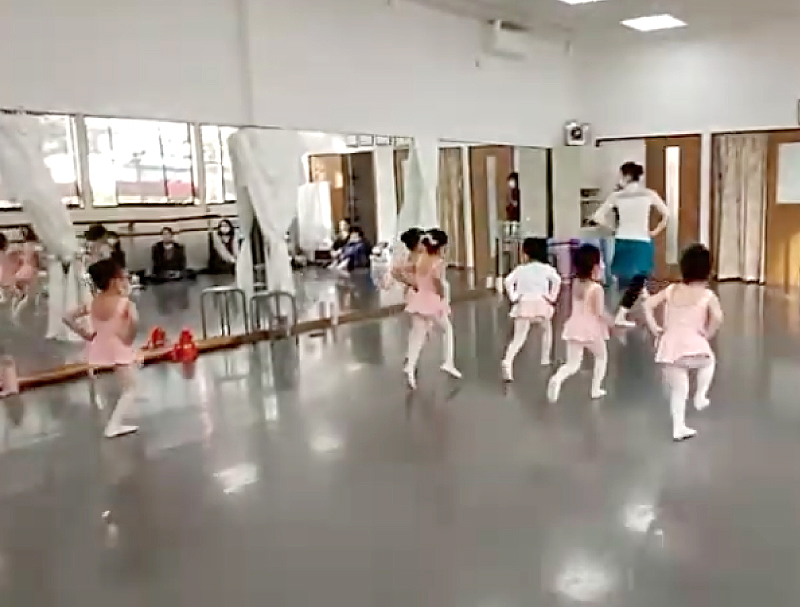 福岡市西区姪浜のバレエ教室「竹内翼バレエスタジオ」のレッスンの流れの音楽に合わせて