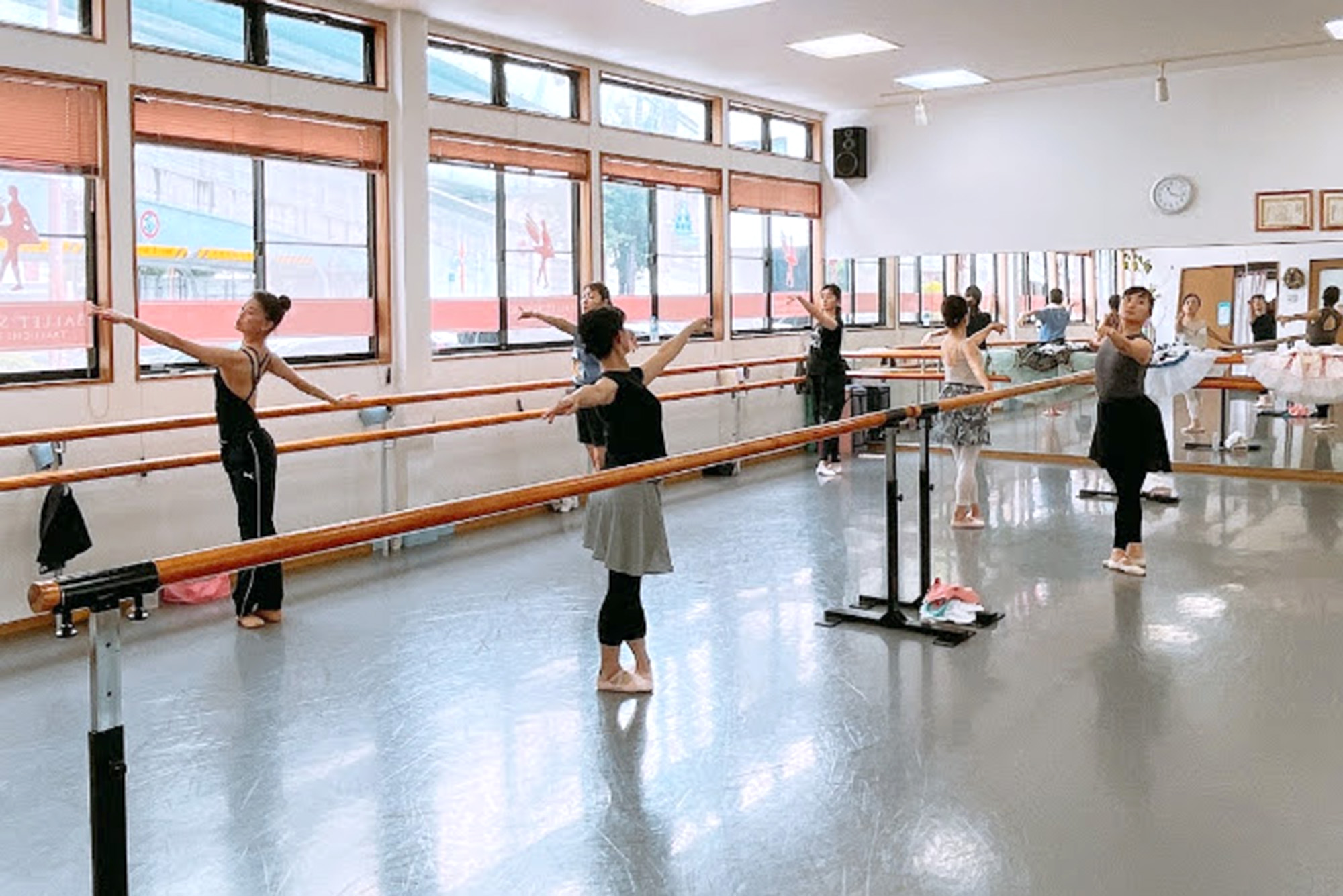 福岡市西区姪浜のバレエ教室「竹内翼バレエスタジオ」の大人バレエのクラスの写真