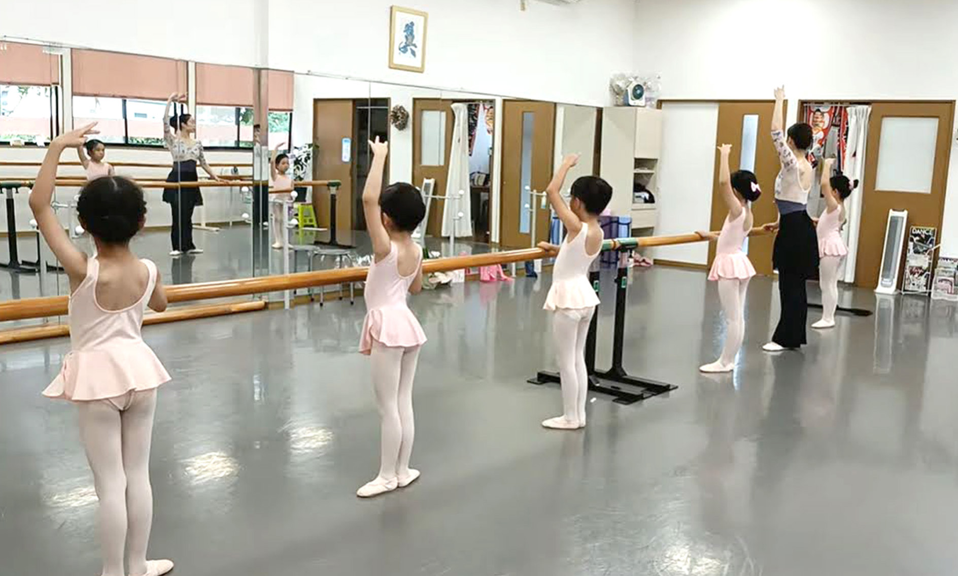 福岡市西区姪浜のバレエ教室「竹内翼バレエスタジオ」のプレバレエクラスの写真